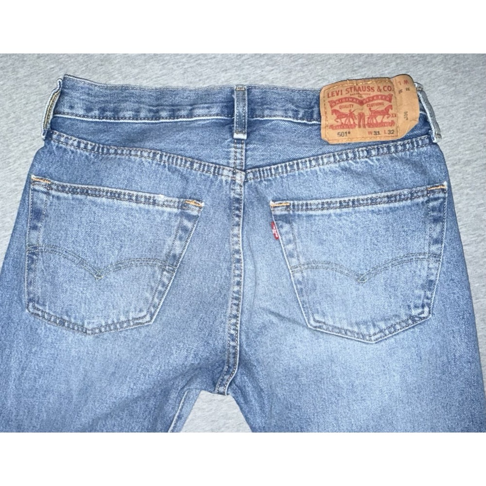 Levi‎ 501 Straight Leg Size 31x32 Distressed Ripped Jeans Medium Wash Button Fly - Picture 7 of 13